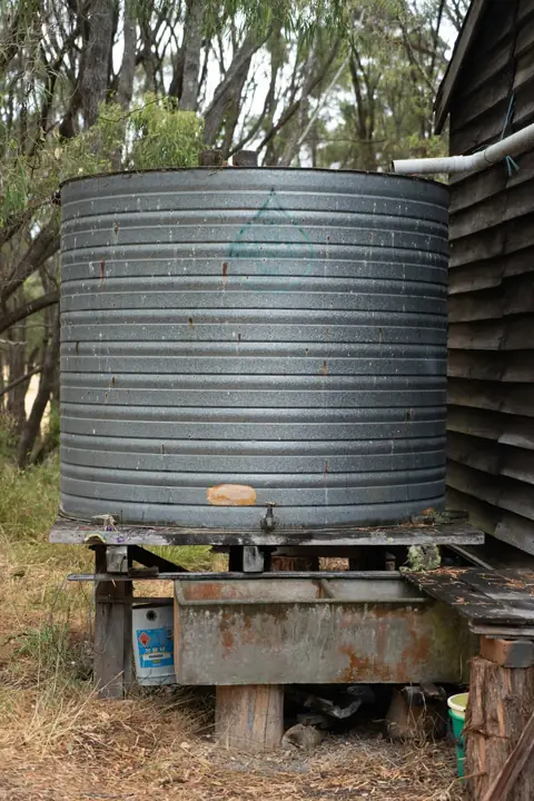Tanque de agua sobre base elevada
