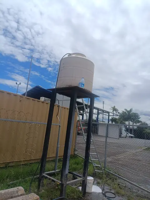 Tanque de agua instalado sobre una estructura metálica elevada